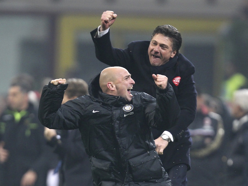 De gewisselde Cambiasso en Intercoach Mazzarri uit de bol na de late zege.