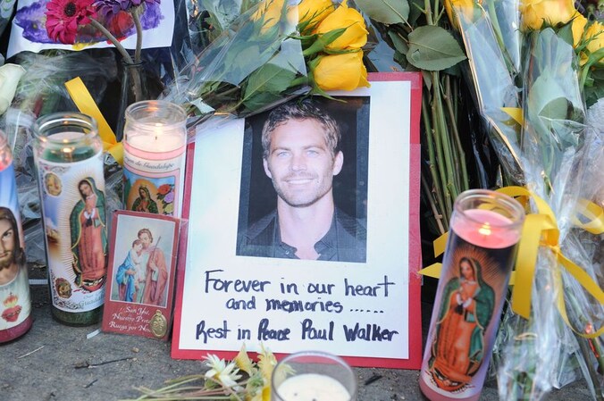Fans van Paul Walker legden bloemen, foto's en kaarsen neer nabij de plaats van de crash in Californië.