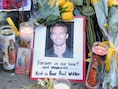 Fans van Paul Walker legden bloemen, foto's en kaarsen neer nabij de plaats van de crash in Californië.