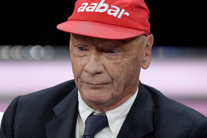 Niki Lauda, zelf maar nipt aan de dood ontsnapt na een F1-ongeval, bidt voor Schumacher.