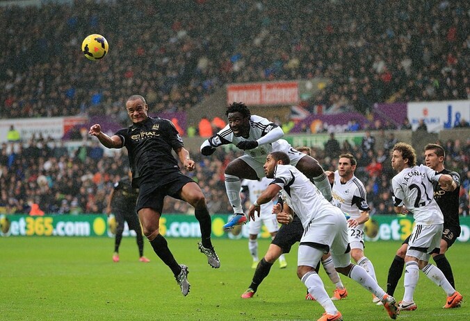 Kompany in een fel luchtduel met Bony, die twee keer scoorde.