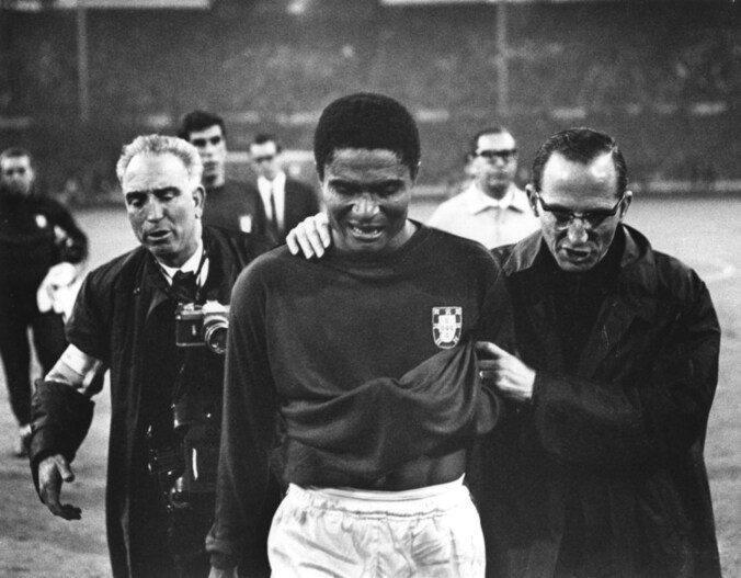 Eusebio in tranen na de nederlaag tegen thuisland Engeland in de halve finale van het WK in 1966.