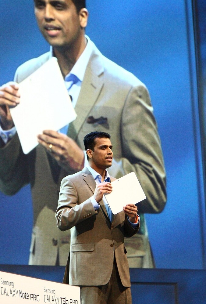 Samsung-topman Nanda Ramachandran presenteert een nieuwe tablet met een beeldscherm van 12,2 inch.
