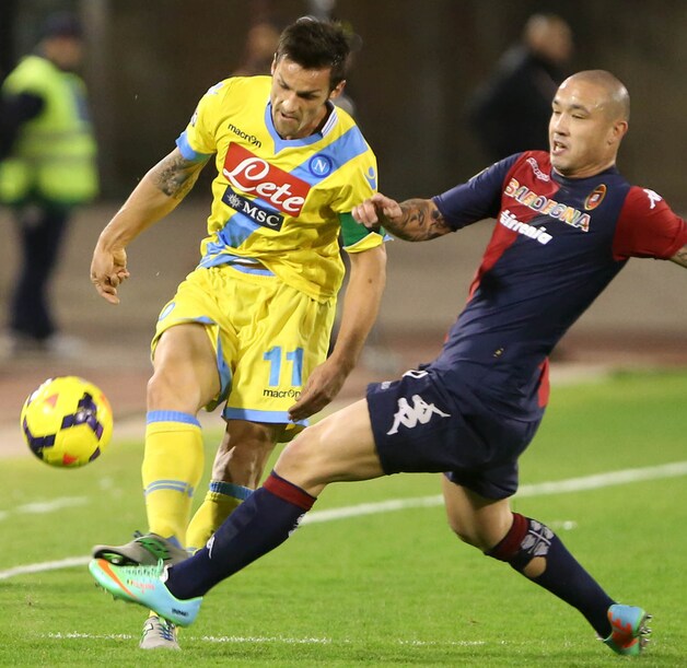 Nainggolan, hier in duel met Maggio van Napoli, verlaat Cagliari voor AS Roma.