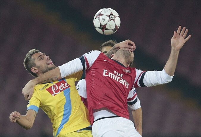 Behrami (links) in duel met Giroud