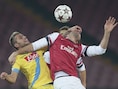 Behrami (links) in duel met Giroud