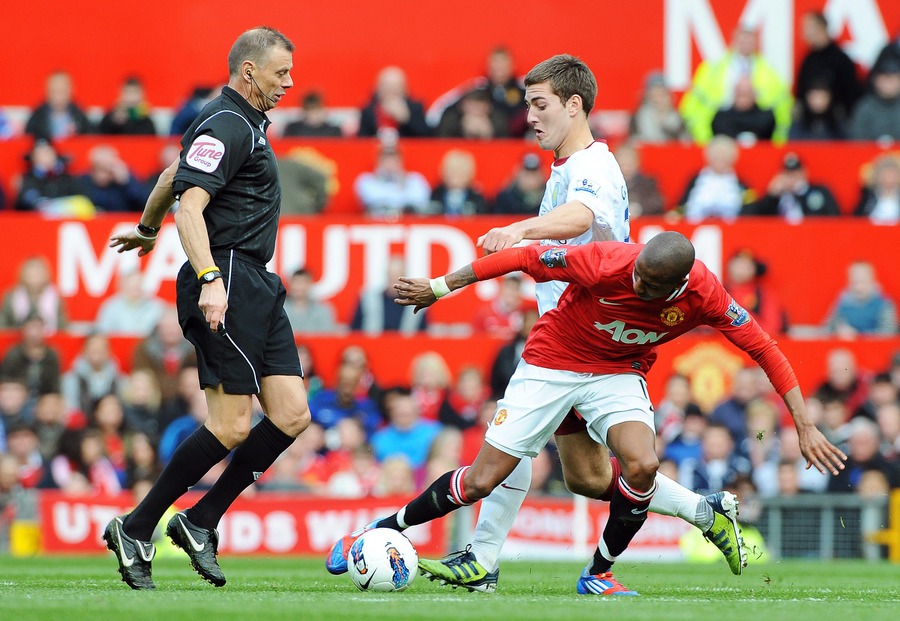 Ashley Young versierde -opnieuw- al snel een strafschop.