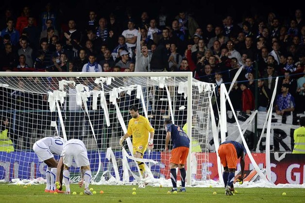 Supporters van Auxerre gooiden tennisballen en toiletpapier op het veld, zodat het duel een paar keer moest onderbroken worden.