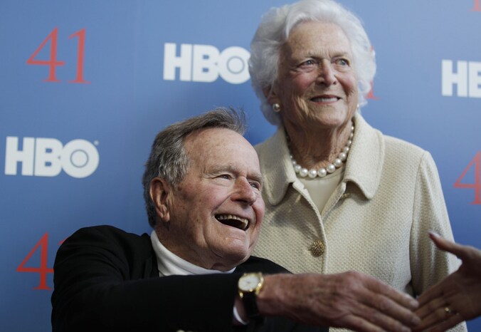 Bush met zijn vrouw Barbara in juni.