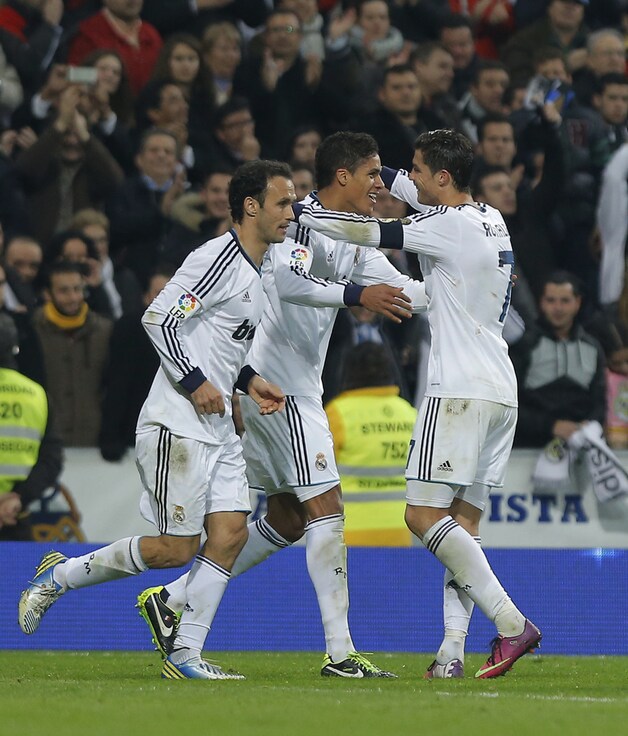 Varane krijgt felicitaties van Ronaldo en Carvalho