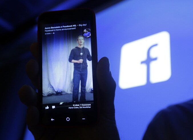 Facebook-baas Mark Zuckerberg licht de cijfers toe.
