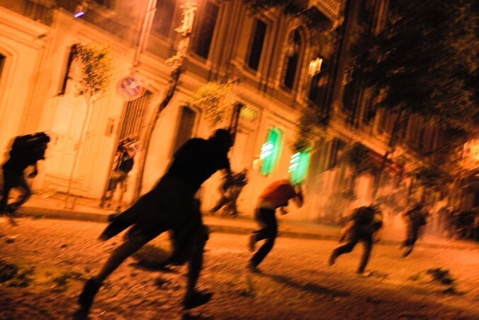 Demonstranten in Istanbul worden zondagavond verjaagd door de politie.