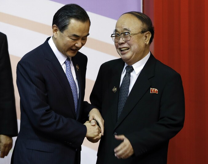 Pak (rechts) in Brunei met de Chinese minister van Buitenlandse Zaken Wang Yi.