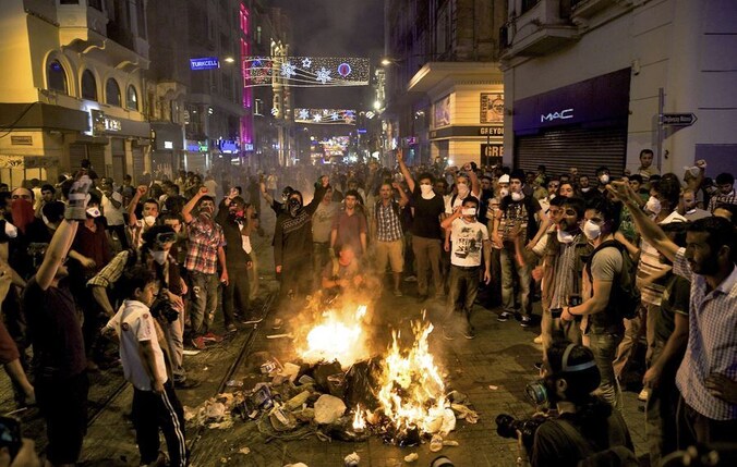 Demonstranten op een van de straten om het Gezipark in Istanbul.