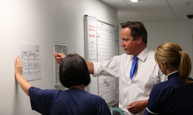 De Britse premier Cameron op bezoek bij een ziekenhuis, vandaag.