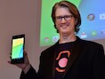 Chris Yerga van Google toont de tablet.