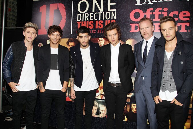 De leden van One Direction vorige week bij de première van hun film, met (tweede van rechts) regisseur Morgan Spurlock.