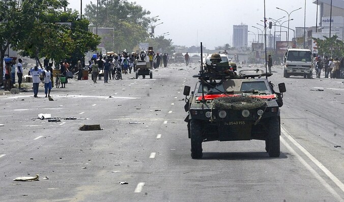 Franse troepen patrouilleren in Abidjan.
