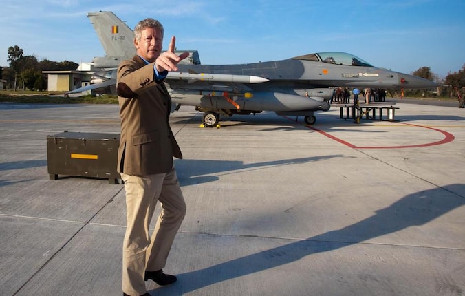 Minister van Defensie Pieter De Crem bij de Belgische F-16's.
