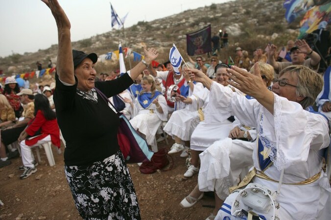 Inwoners van de Israëlische nederzetting Nevava op de Westoever vieren het einde van de bouwstop.