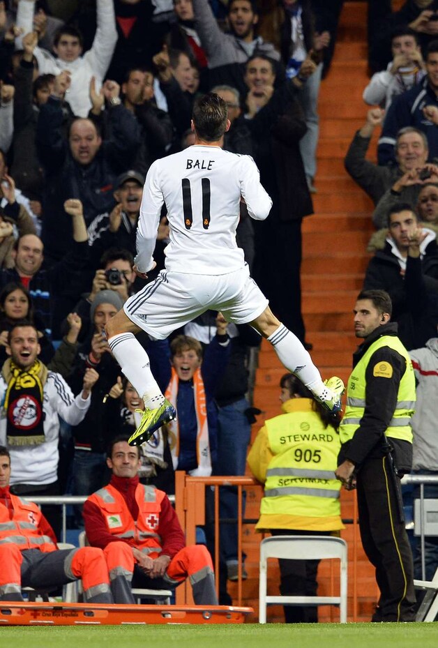 Gareth Bale veert hoog op na de 1-0.