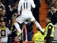 Gareth Bale veert hoog op na de 1-0.