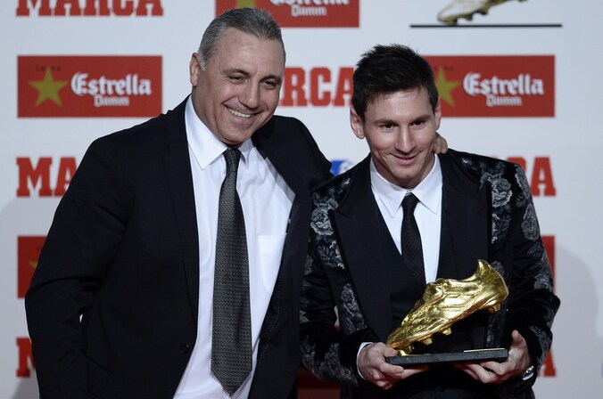 De gewezen Bulgaarse Barça-held Hristo Stoichkov poseert enthousiast met de laureaat.