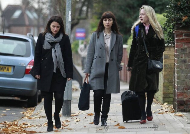Assistentes Francesca (midden) en Elisabetta (l) in Londen