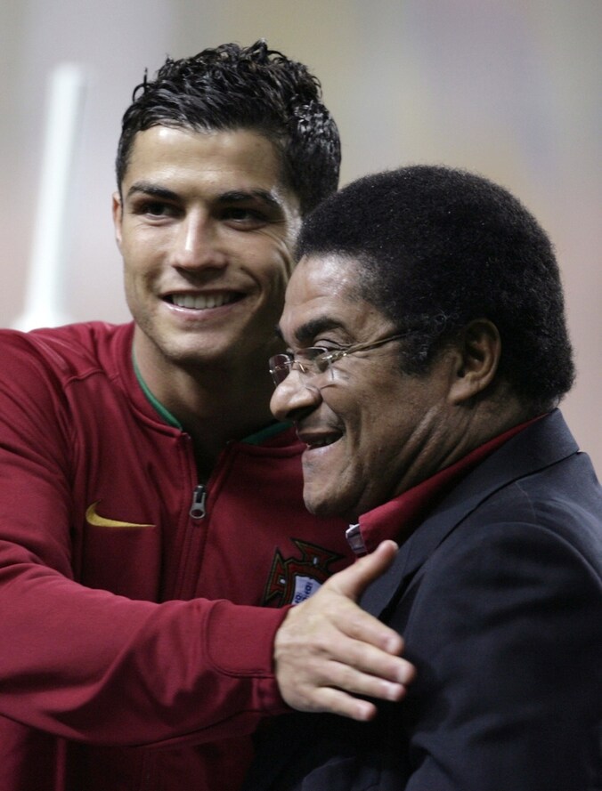 Ronaldo in 2007 met Eusebio.