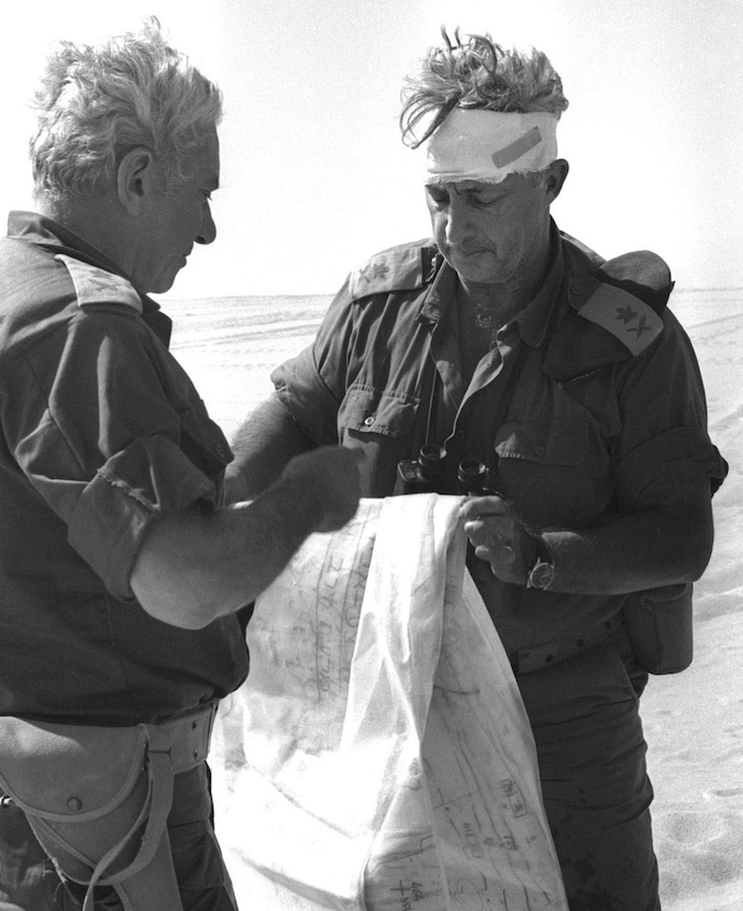 Deze foto van Sharon, in 1973 met een hoofdwonde opgelopen tijdens de Yom Kippur-oorlog, vestigde Sharons reputatie van oorlogsheld.