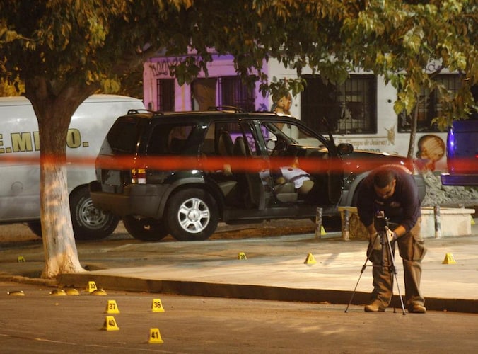 Een forensisch team onderzoekt de moord op vijf mannen in Ciudad Juarez.