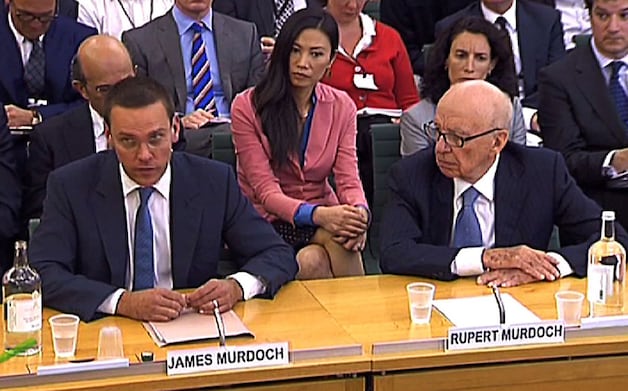 Stiefmoeder Wendi Deng kijkt toe hoe James Murdoch vragen beantwoordt van commissieleden.