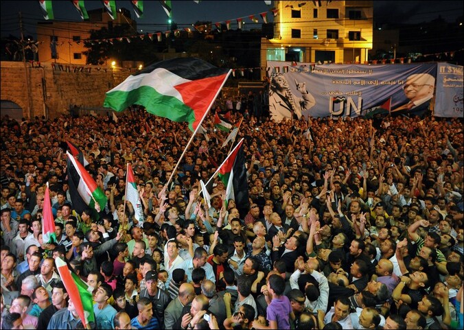 In Hebron was een menigte bijeengekomen om de speech van Abbas op een groot scherm te bekijken.
