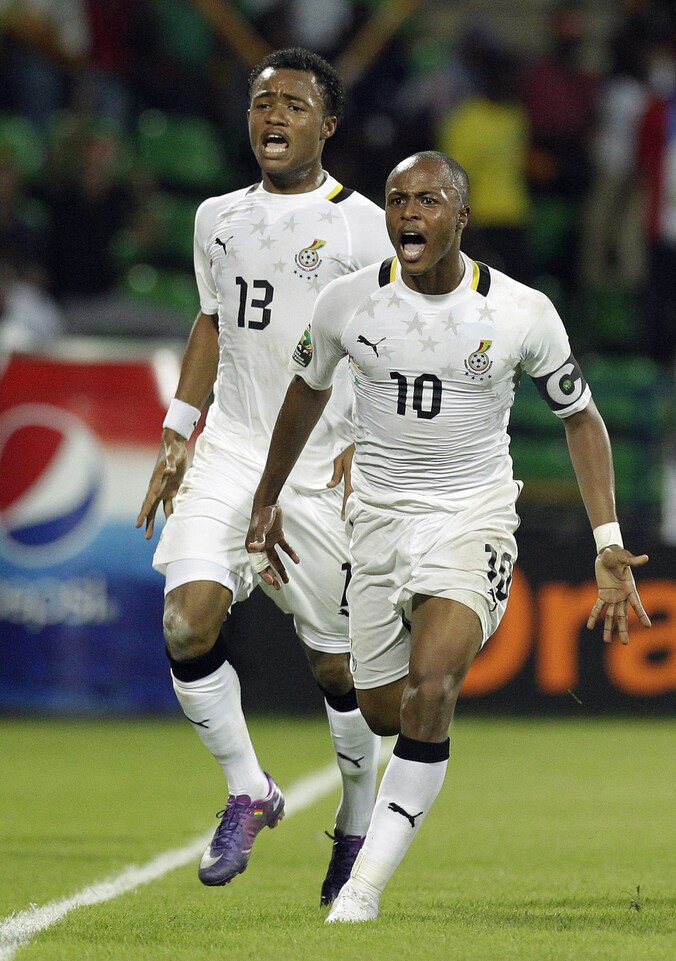 Andre Ayew (r) viert zijn winner met broer Jordan Ayew.