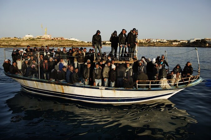 Immigranten komen met boten toe op het Italiaanse eiland Lampedusa.