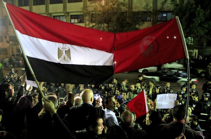 De Egyptenaren steunen de opstand in Tunesië.