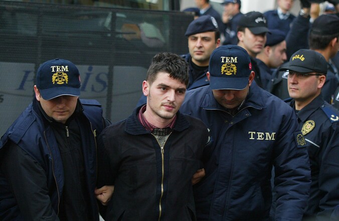 De Turkse politie voert de moordenaar van de Turks-Armeense journalist Dink, Ogün Samast, weg.
