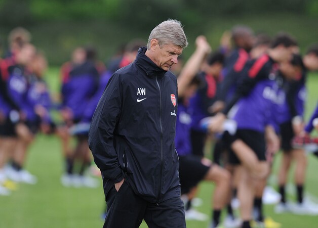 Wenger hoopt tegen beter weten in, maar is zonder Van Persie op trainingskamp naar Maleisië vertrokken.
