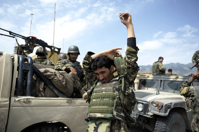 Afghaanse soldaten maken zich klaar voor hun training.