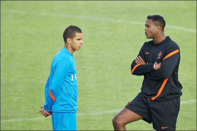 Adam Maher (AZ) maakt een praatje met Patrick Kluivert.