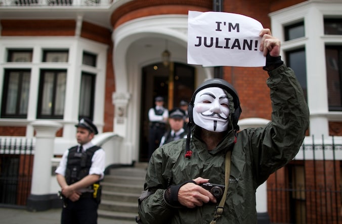 Een aanhanger van Julian Assange protesteert voor de Ecuadoriaanse ambassade in Londen.