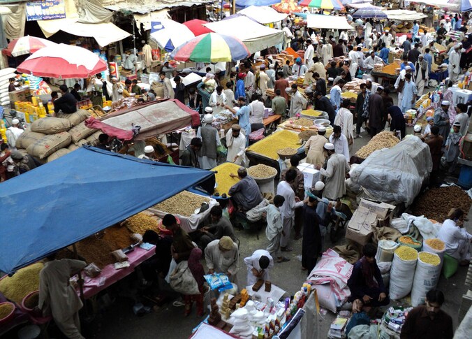 Een drukbezochte markt in Afghanistan