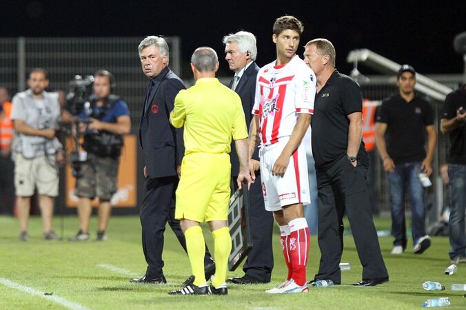 Ancelotti wordt weggestuurd door de scheidsrechter.