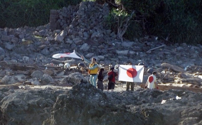 Nationalisten plantten de Japanse vlag gisteren op een van de Senkaku-eilanden.