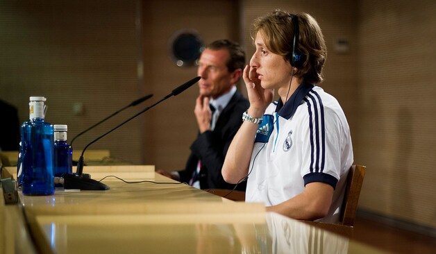 Modric met Butragueno op de persconferentie.