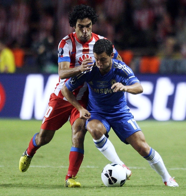 Hazard kort op de huid gezeten door Arda Turan.