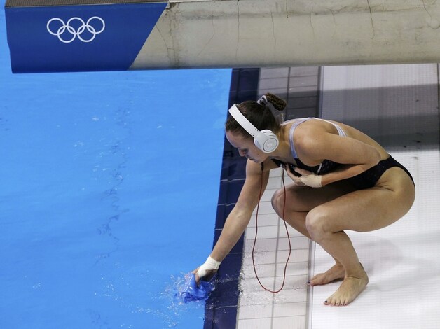 De Amerikaanse schoonspringster Katie Bell probeert aan het Olympisch zwembad de stress te verdringen met haar koptelefoons 'Beats by Dr. Dre'
