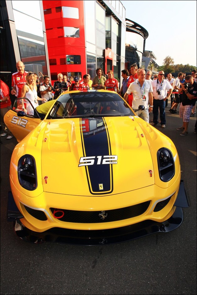 Benjamin Sloss Treynor van Google ontvangt een Ferrari 512, die hij won in een veiling voor de slachtoffers van de aardbevingen in Italië.