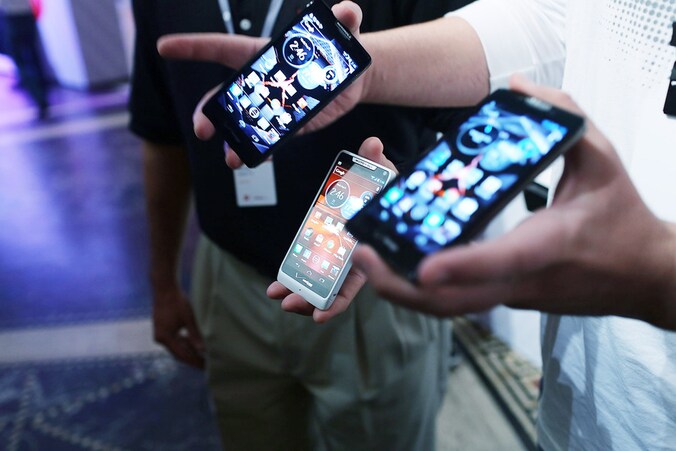 Drie Motorola Razr-smartphones.