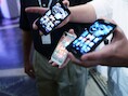 Drie Motorola Razr-smartphones.